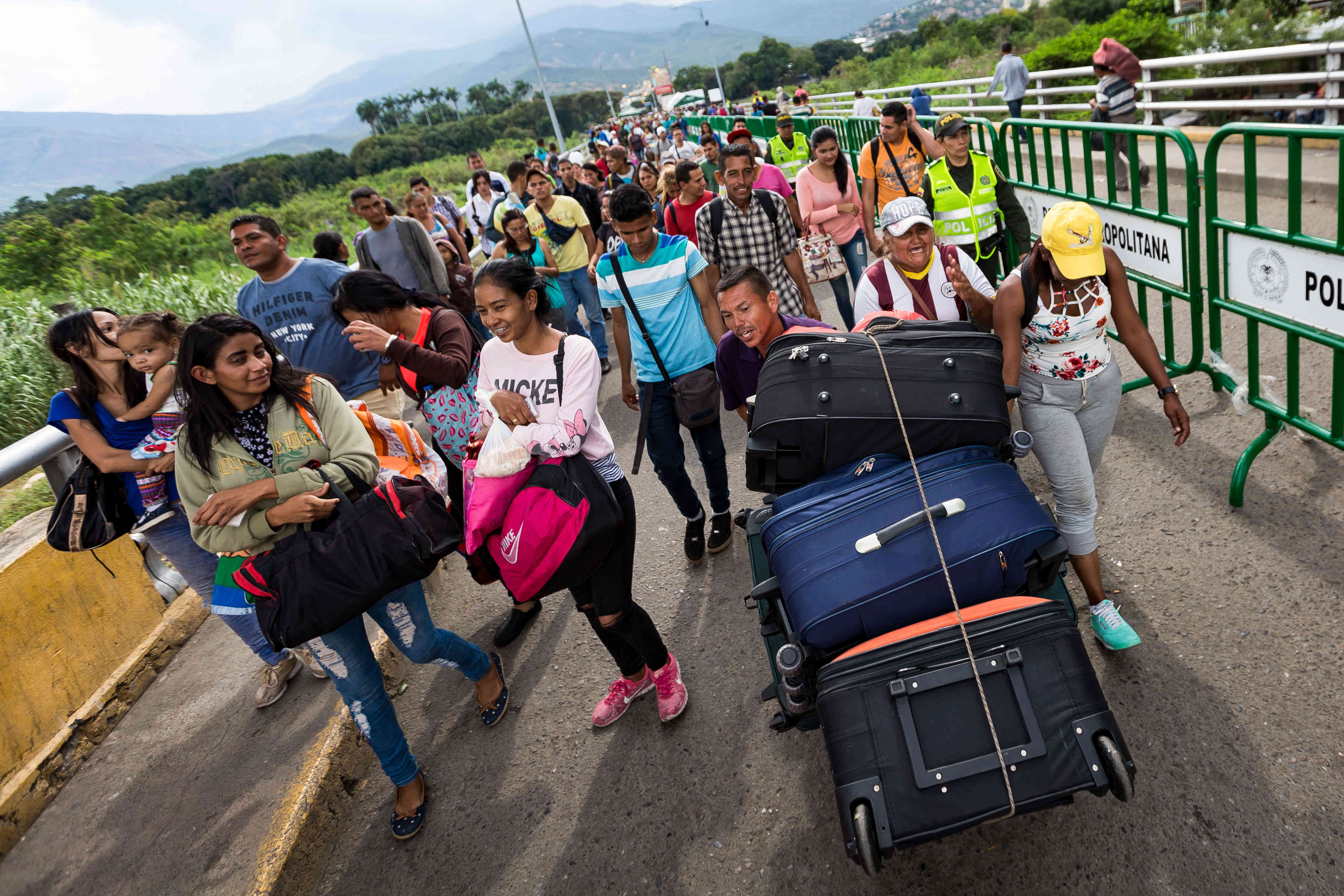 Migran más de cinco mil Venezolanos a Colombia