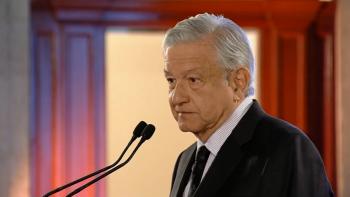 Anuncia AMLO compra de 500 pipas para regularizar abasto de gasolina