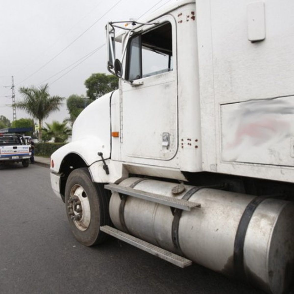 Localizan camión robado con más de 60 mil litros de combustible