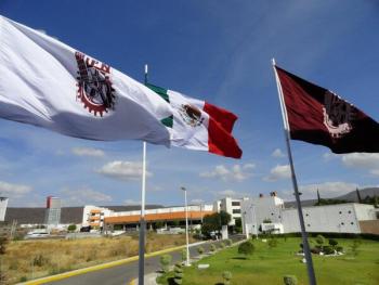Estudiantes del IPN crean raqueta para recargar teléfonos móviles