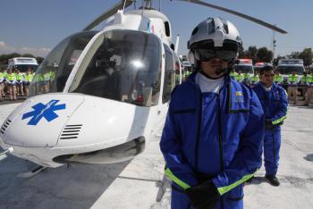 Atienden a tres aficionados en ambulancia aérea