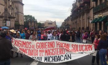 Mil millones de pesos para conflicto magisterial en Michoacán 