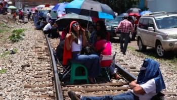Acusa AMLO a gobernador de Michoacán de no atender bloqueo en vías férreas por andar en Europa