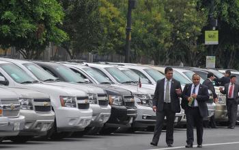 Anuncia AMLO subasta de vehículos y aviones oficiales