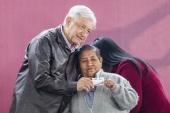Entrega Gobierno federal 5 millones de tarjetas de apoyo a adultos mayores