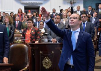 Protestan en inauguración de nuevo período en el Congreso CDMX