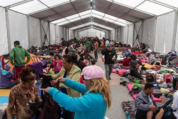 Continúan 500 migrantes en Deportivo Mixhuca