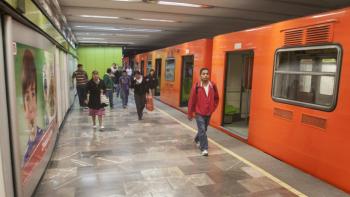 Muere persona al caer a vías del Metro