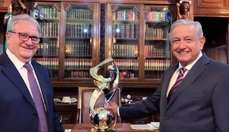 Nombran a López Obrador como embajador del béisbol en el mundo
