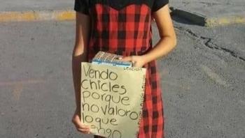Castigan a niña obligándola a vender chicles y arrestan a padrastro