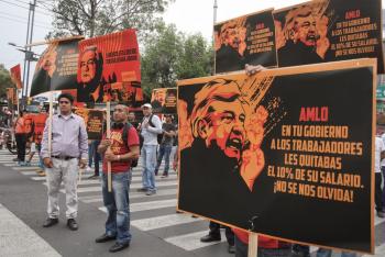 Protestan por despidos en el Gobierno capitalino