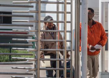 Regresan a 94 migrantes que pidieron asilo a EU