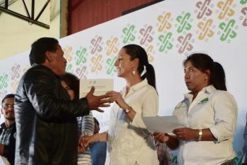 Entrega Gobierno de la Ciudad de México los primeros cuatro cheques para la recuperación del suelo de conservación