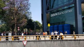 Desalojan Torre Bancomer por amenaza de bomba
