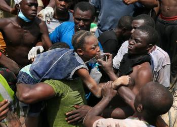 En Nigeria, colapsa escuela primaria; hay más de 100 niños entre los escombros