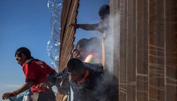 Arrestan a inmigrantes en valla fronteriza