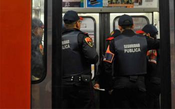 Detienen a dos menores por robar celular en el Metro