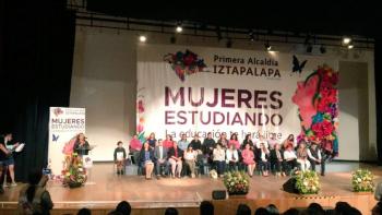 Dan dinero a mujeres para continuar estudios en Iztapalapa