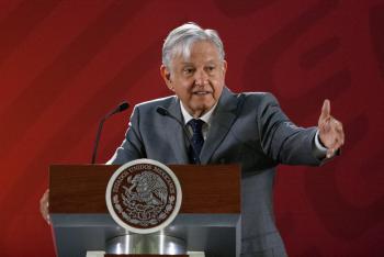 Pide AMLO a banca bajar comisiones