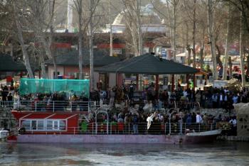 Van 100 muertos por naufragio de transbordador en Tigris