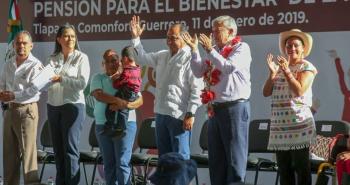 Entre gritos y abucheos reciben a AMLO en Acapulco