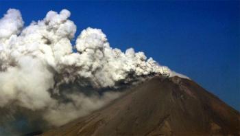 Semáforo en amarillo por el Popocatépetl