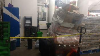 Policías de la SSC toman conocimiento de un robo a un cajero automático en una tienda departamental