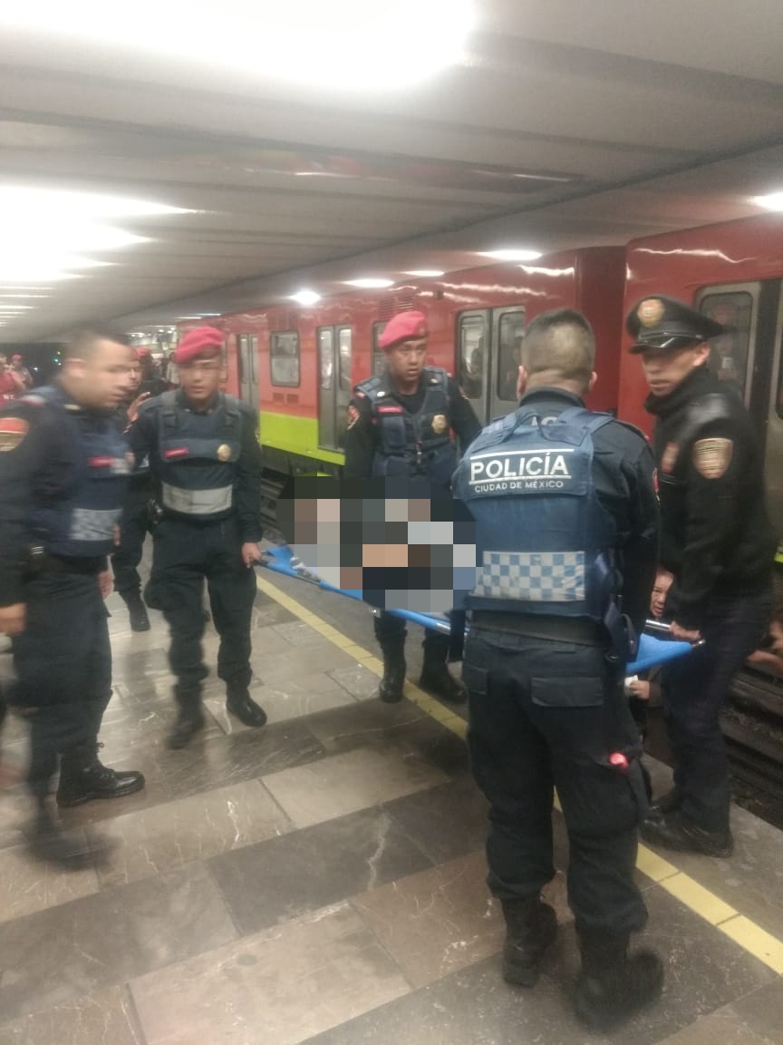 En dos diferentes acciones Policías de la SSC ayudan a dos personas en el interior del Metro