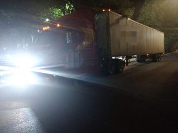 Policías de Tránsito remiten al corralón a un Tráiler que circulaba en el segundo piso de Periférico