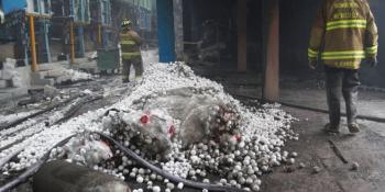 Se registra incendio en bodega de plásticos