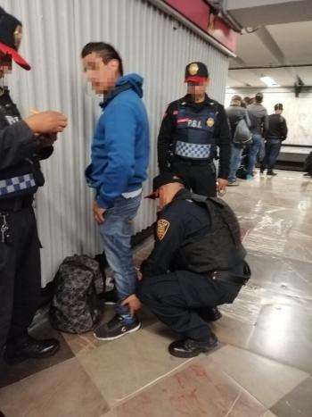 Policías de la SSC detienen a un hombre por presunto Abuso Sexual