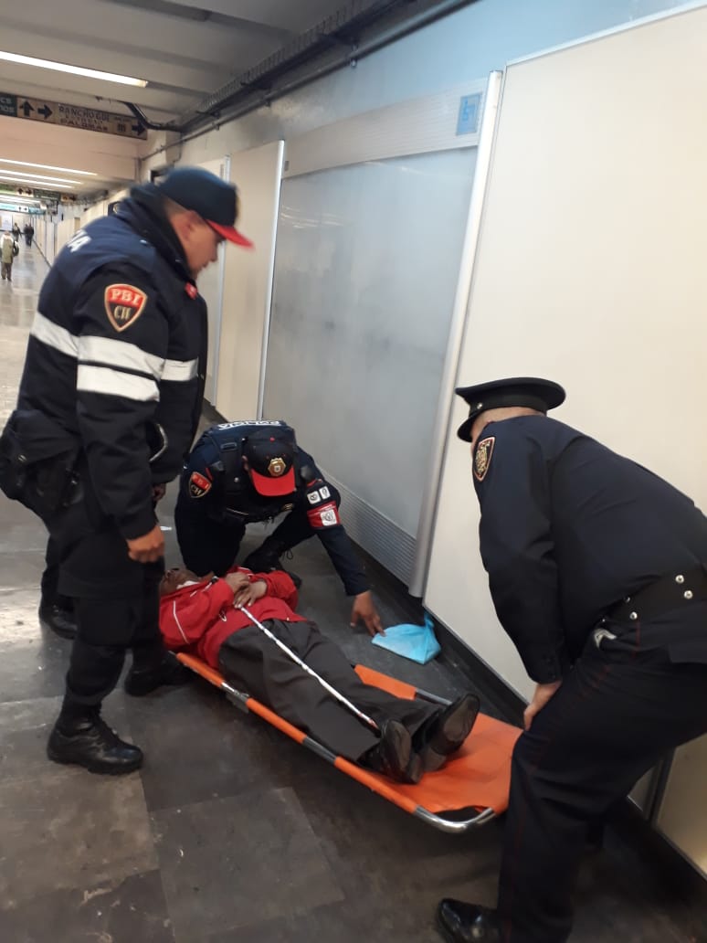 Policías de la SSC auxilian a un hombre que sufre crisis convulsiva en el Metro