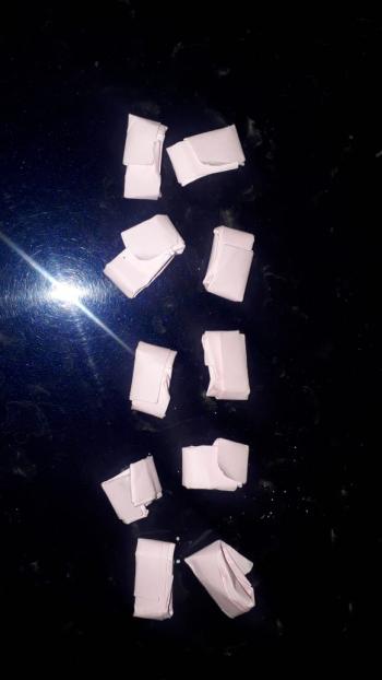 Policías de la SSC aseguran 10 envoltorios con presunta cocaína y arrestan a un implicado