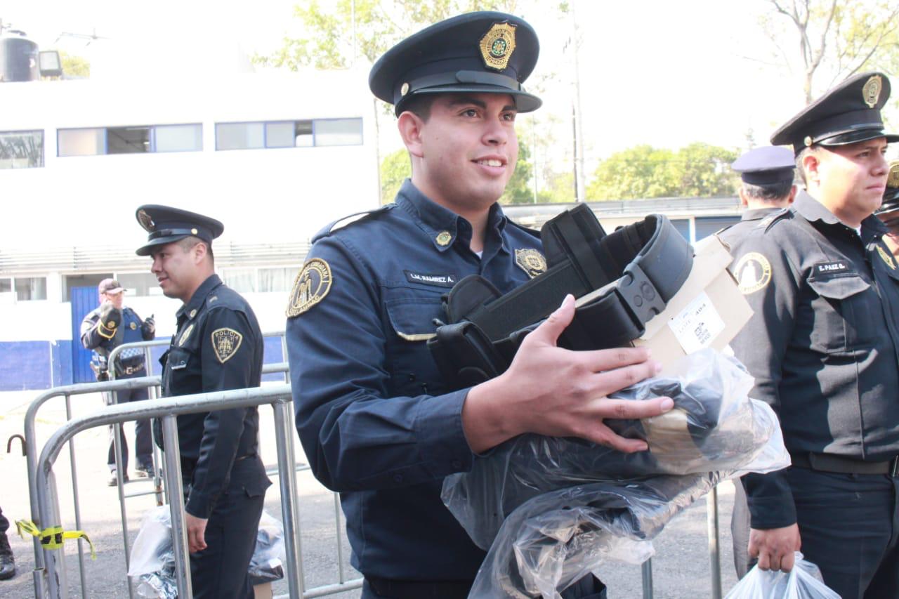 Titular de la SSC hace entrega de uniformes a elementos del sector Plateros en la Alcaldía de Álvaro Obregón