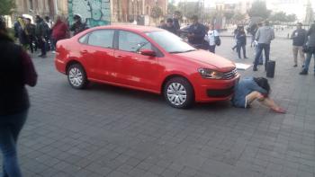 Mujer se aposta frente a Palacio Nacional a pedir Audiencia con el Presidente de la República