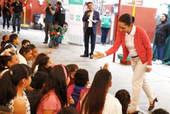 Entrega Gobierno de la Ciudad de México mobiliario nuevo en primaria como parte del programa "Mejor Escuela"