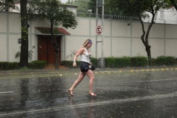 Lunes caluroso y con lluvias al surponiente de la Ciudad