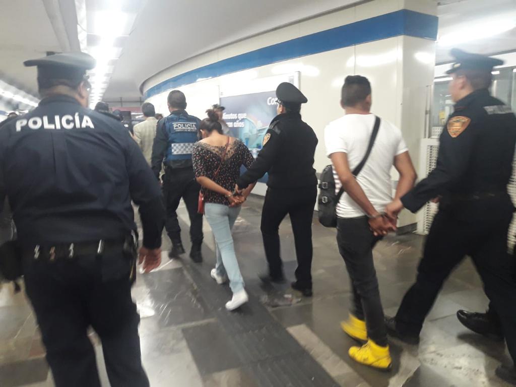 Detienen en el Metro a dos personas que robaron celular a usuario