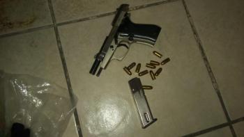 Elementos de la Policía Auxiliar aseguran armas de fuego de uso exclusivo del ejército