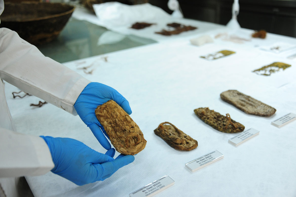 Especialistas del INAH restauran uno de los pocos acervos de sandalias prehispánicas que aún se conservan