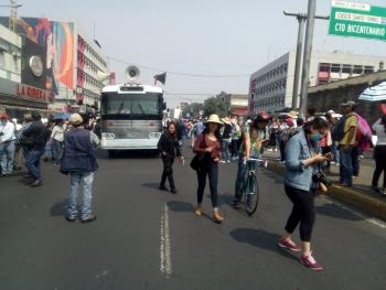 Policías de la SSC vigilan concentración de manifestantes en las inmediaciones de la estación San Cosme del Metro