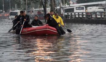 Policías de la SSC apoyan a la población afectada por los fuertes vientos y lluvias