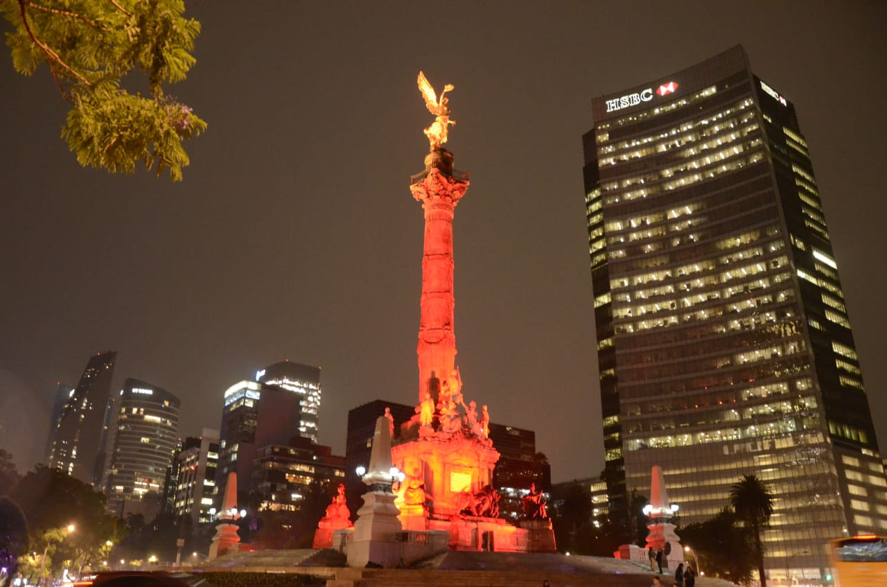 Iluminan Ángel de la Independencia para conmemorar el Día Internacional contra la Homofobia