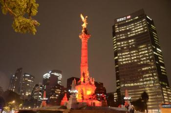 Iluminan Ángel de la Independencia para conmemorar el Día Internacional contra la Homofobia