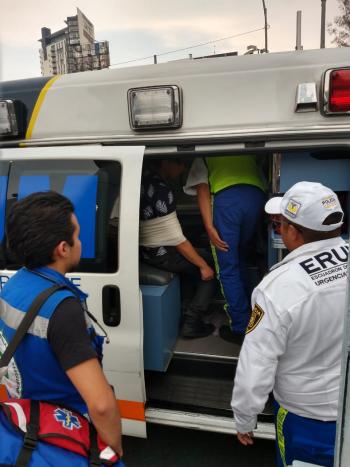 En dos acciones diferentes Policías de la SSC apoyaron a dos personas que se lesionaron dentro de las instalaciones del Metro