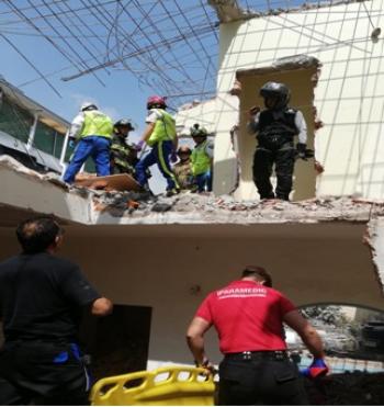 Socorristas del ERUM de la SSC apoyan en el rescate de dos hombres tras una barda que se les cayó