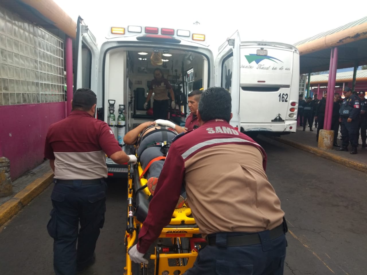Policías de la PBI de la SSC auxilian a una mujer lesionada por arma de fuego en el CETRAM Zaragoza
