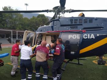 Cóndor de la SSC traslada a un joven que sufrió una descarga eléctrica en la GAM