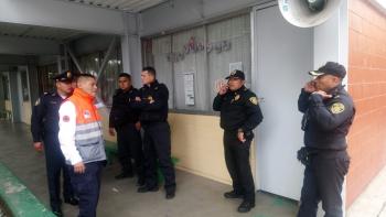 Personal de Fuerza de Tarea de la SSC acude ante una presunta amenaza de explosivo en una Escuela Secundaria en Iztacalco
