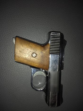 Policías de la PBI de la SSC detienen a una persona por portación ilegal de arma de fuego en Álvaro Obregón